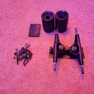 All black truncks and wheel